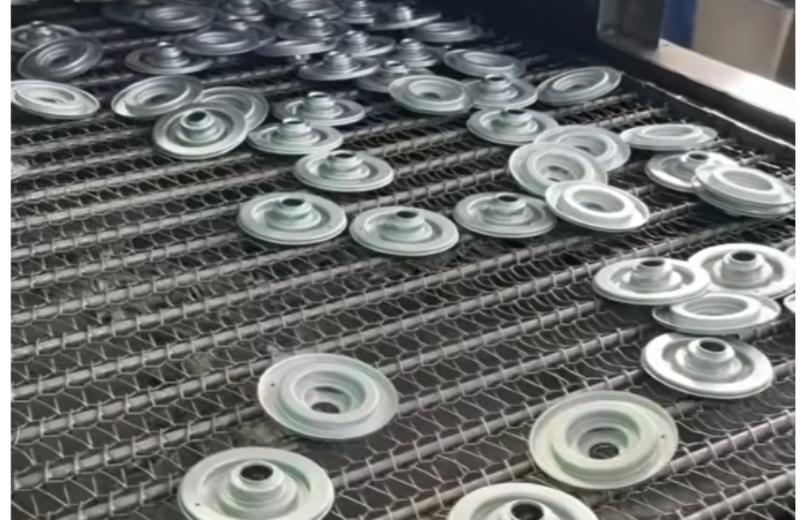 Processo di pulizia dei componenti di stampaggio dei metalli automobilistici