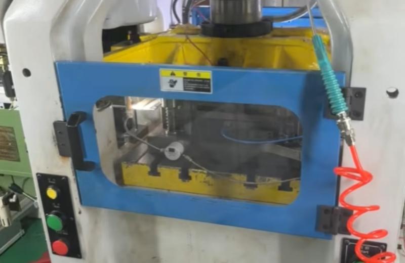 Produzione automatica di stampaggio di terminali di precisione