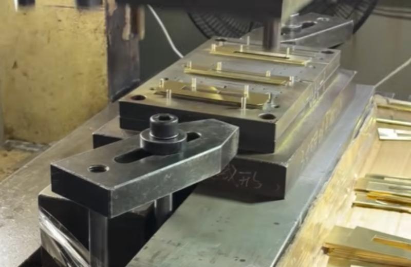 Processo automatizzato di stampaggio metalli | Video della fabbrica JX Precision