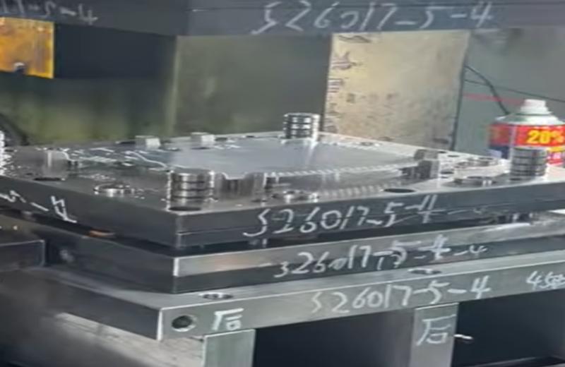 Sito di lavorazione della matrice di stampaggio: S26017-5-4 Debugging e manutenzione in loco
