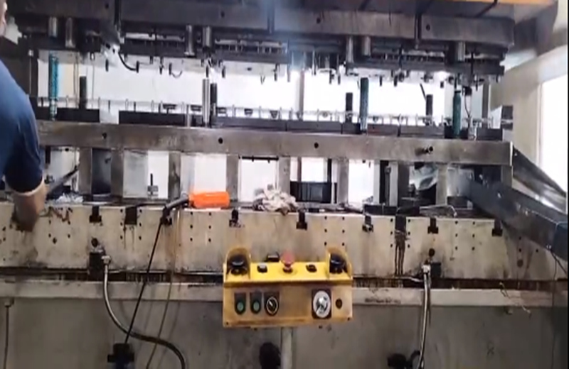 Video stampaggio coperchio in metallo motore